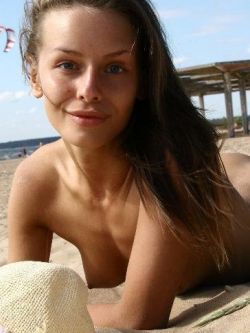 裸模Vika沙子堆中的可爱人体