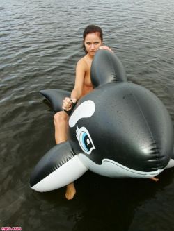 美模Anna骑着鲸鱼气球在水上玩耍